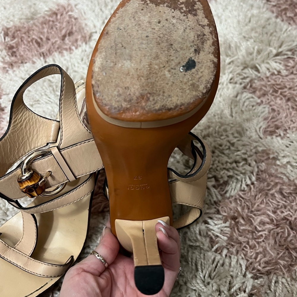 Gucci
Bamboo Accent Leather T-Strap Sandals size 7 - Picture 6 of 12